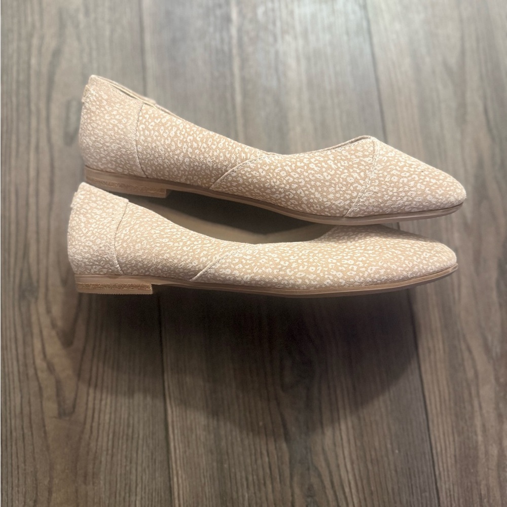 TOMS Pointed Toe Flats Beige Speckled Womens Size 6.5 Slip On Comfort - Picture 3 of 6